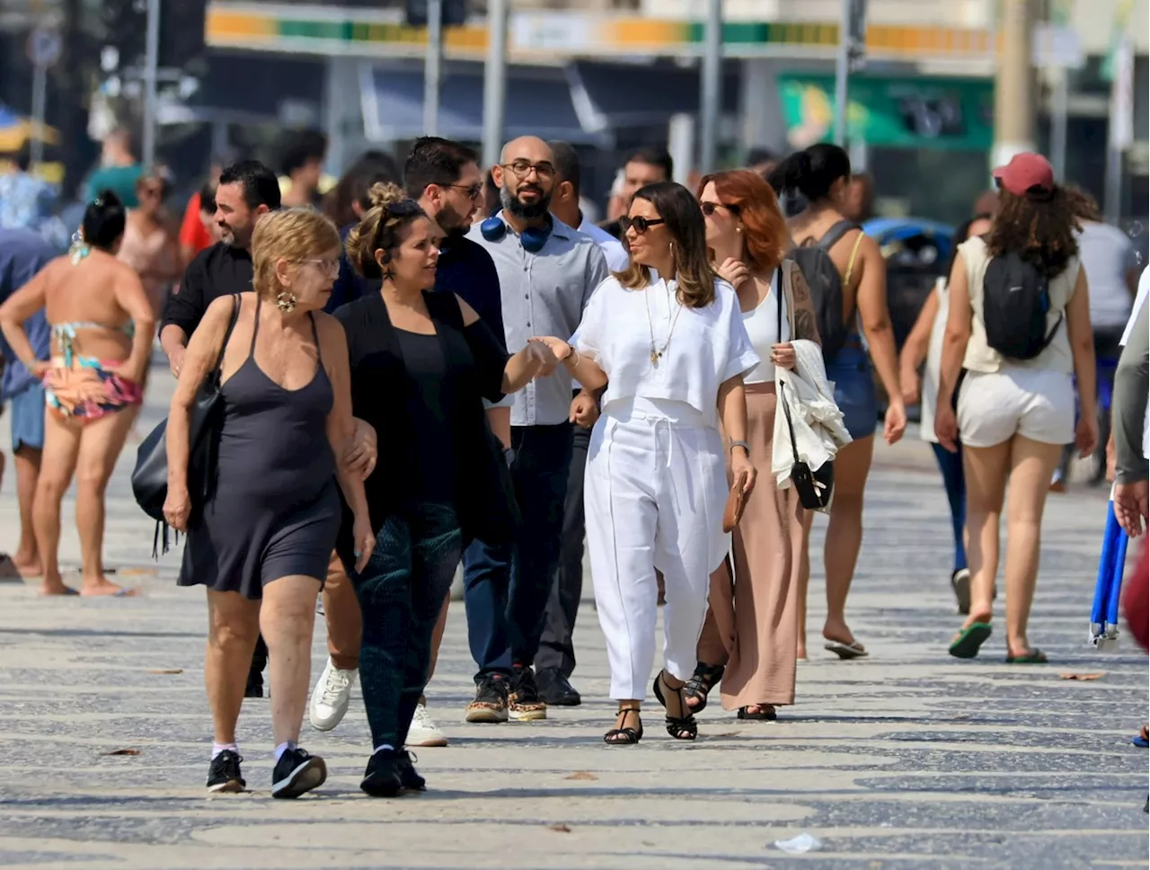 Janja caminha pelo calçadão de Copacabana enquanto Lula cumpre agenda em Itaboraí