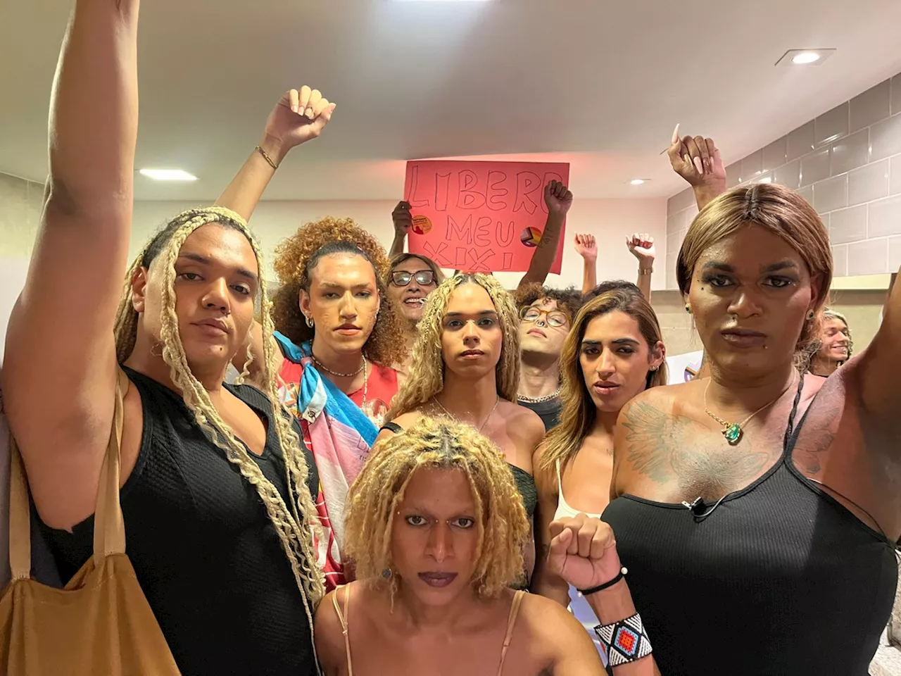 'Xixi simbólico': após travesti ser proibida de usar banheiro feminino, vereadora lidera protesto em shopping de Niterói