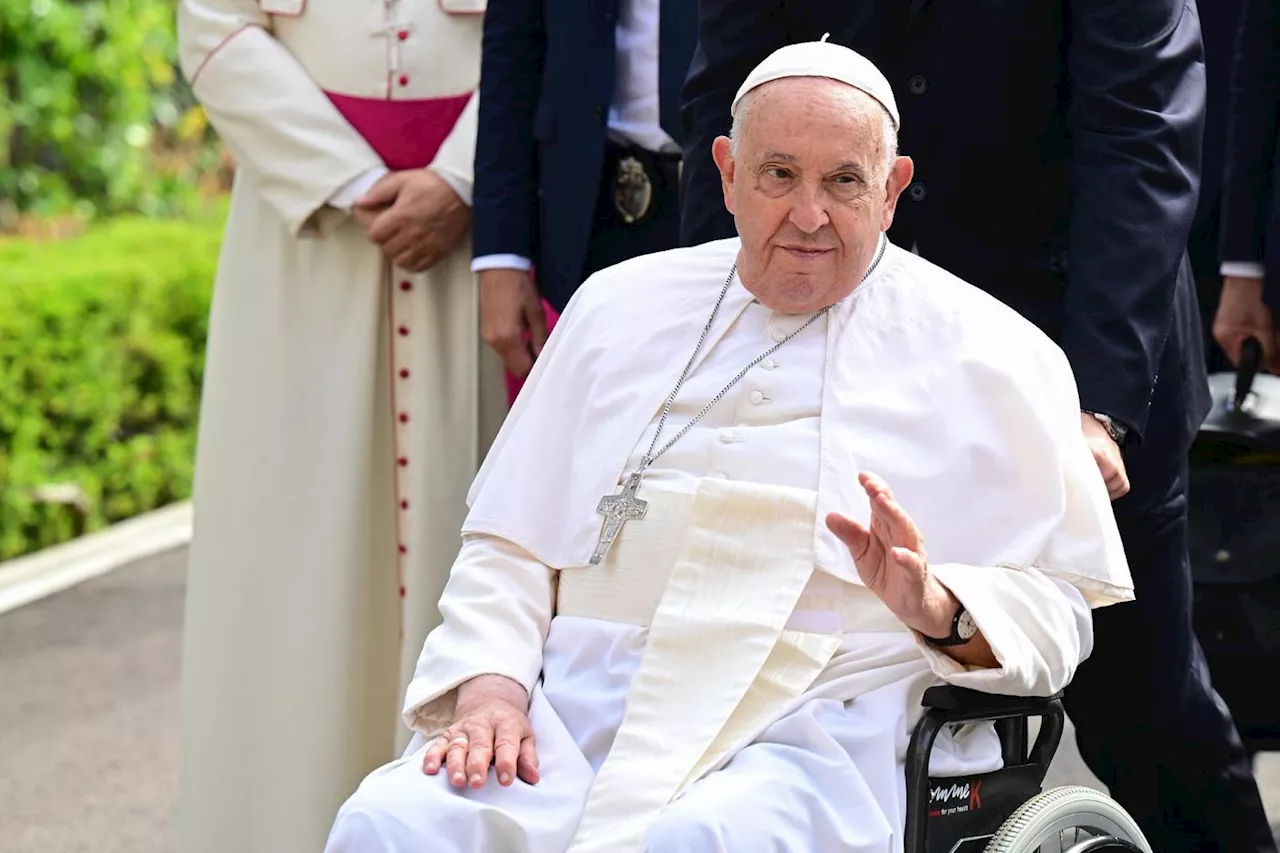 Le pape conclut à Singapour le plus long voyage de son pontificat en rassurant sur sa santé