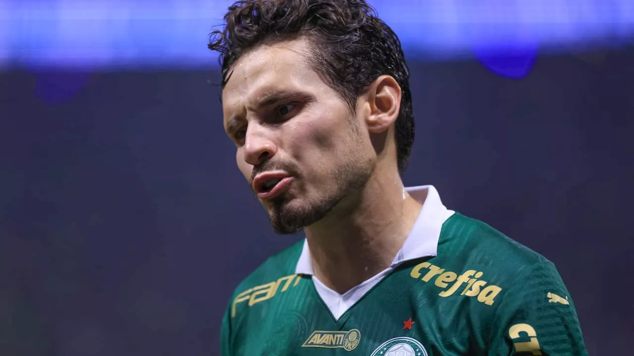 Veiga vê titularidade ameaçada por Maurício e tenta recuperar bom futebol no Palmeiras