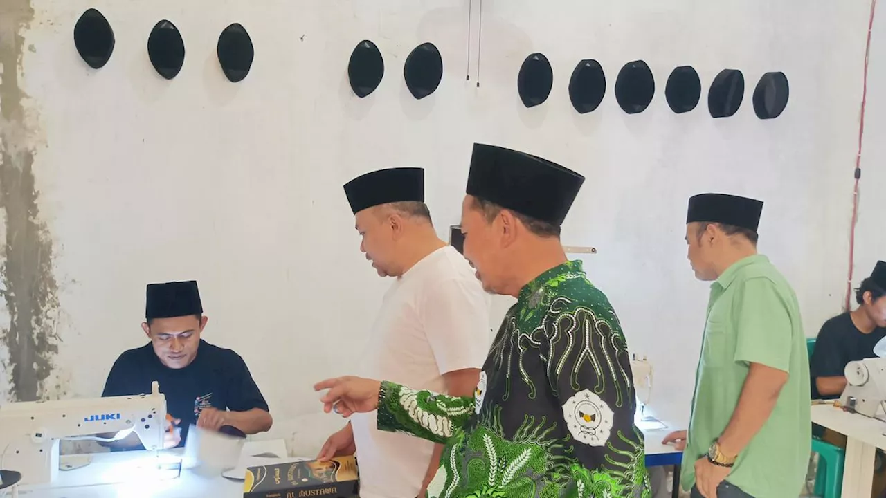 Melihat Lebih Dekat Peci-Peci Hitam Produksi Ponpes Bumi Damai Al Mustawa Blora