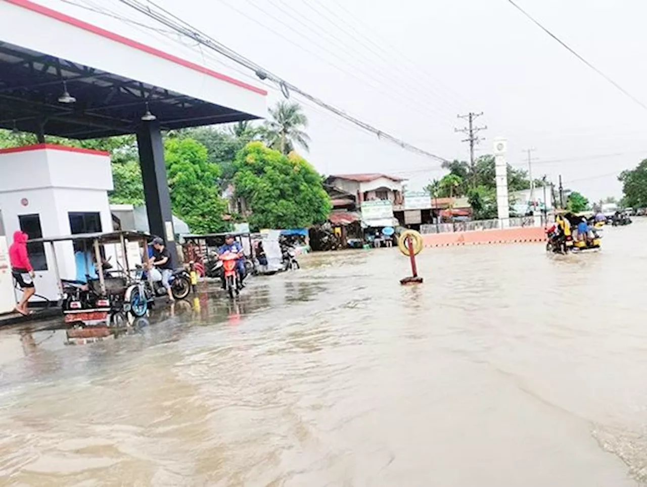 ‘Habagat’ floods 17 barangays in Negros Occidental