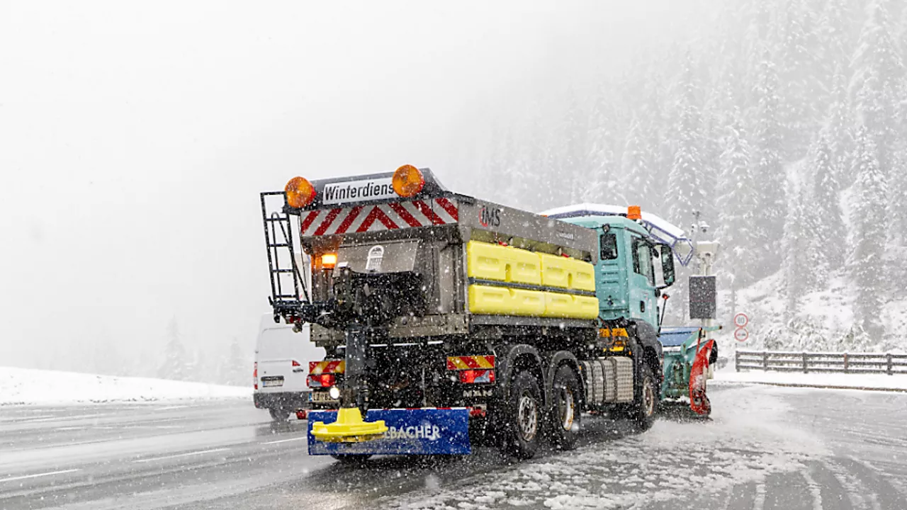 Österreich: Zugverbindungen und Straßen wegen Regen & Schnee gesperrt