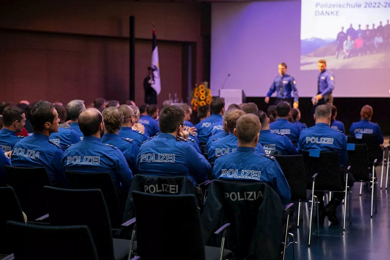 Chur GR: Kantonspolizei vereidigt 16 neue Polizistinnen und Polizisten