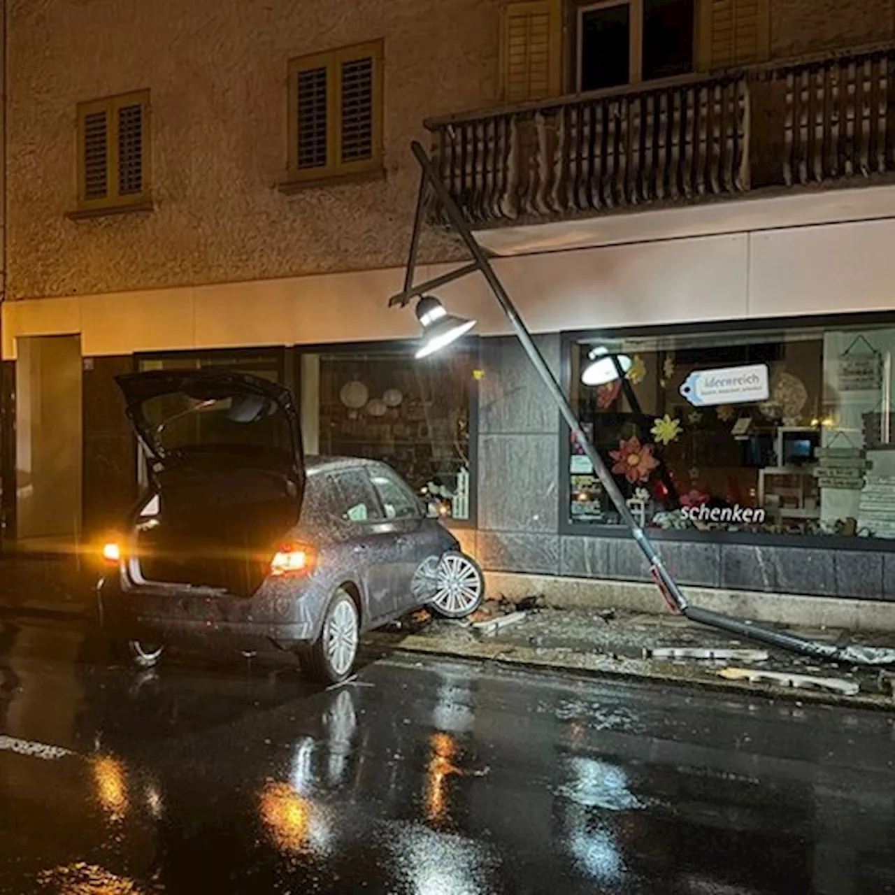 Dorf Sarnen OW: Alkoholisierte Autofahrerin (40) kollidiert mit Strassenlampe