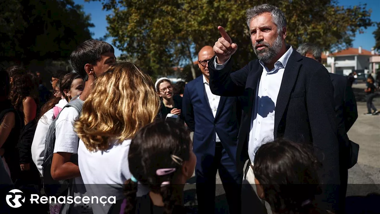 Pedro Nuno Santos acusa Montenegro de criar ilusão sobre problema da falta de professores