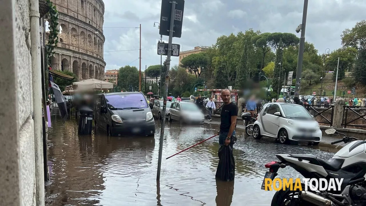 Temporale a Roma: commerciante stura tombino per salvare l'enoteca dall'acqua