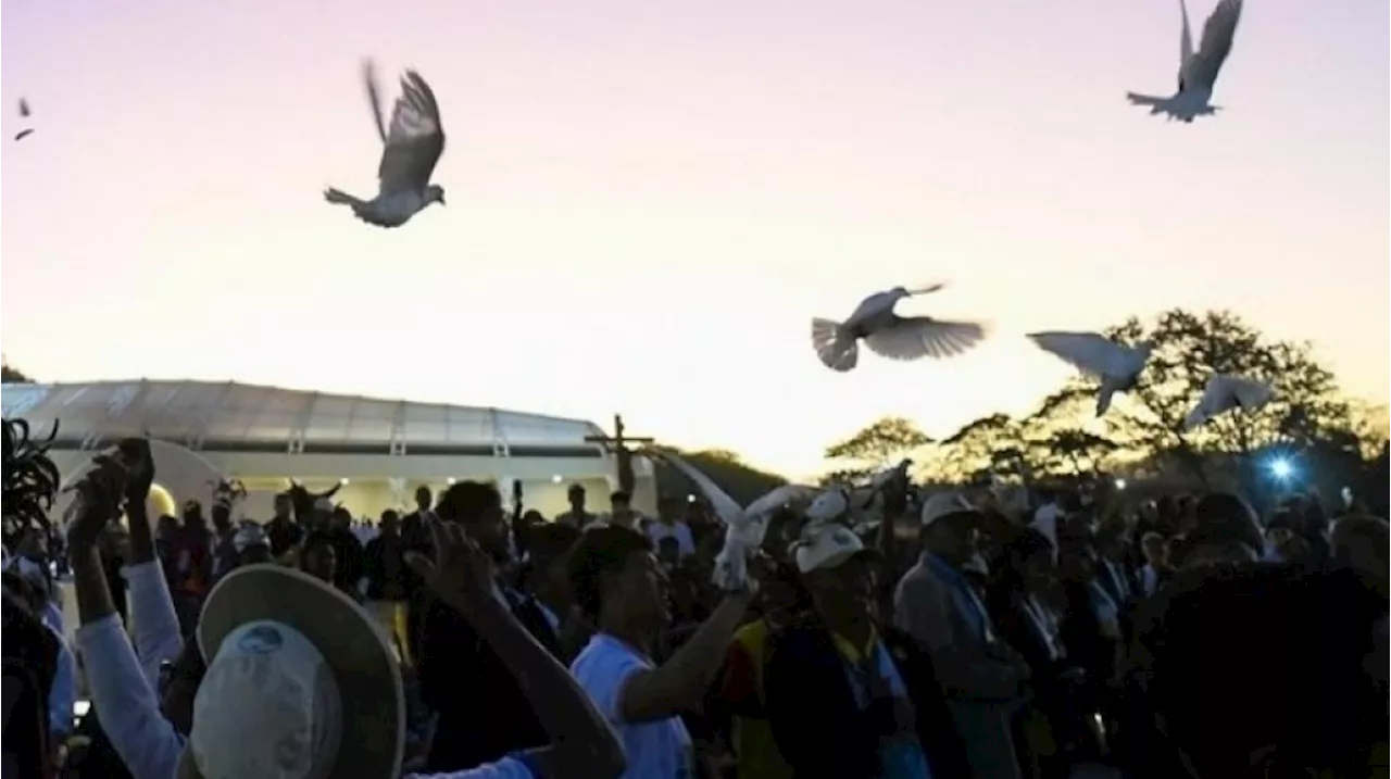 Viral: Merpati Mengawal Sri Paus Fransiskus dalam Perayaan Ekaristi di Timor Leste