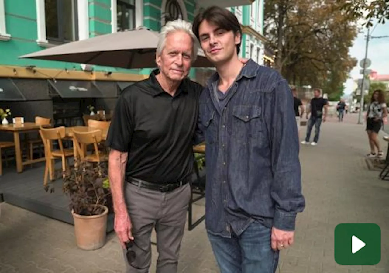 L'attore Michael Douglas in visita a Kiev con il figlio: il video