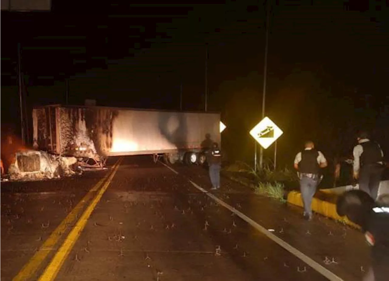 Cierran la Durango-Mazatlán por la violencia en Sinaloa; reportan balaceras y vehículos incendiados