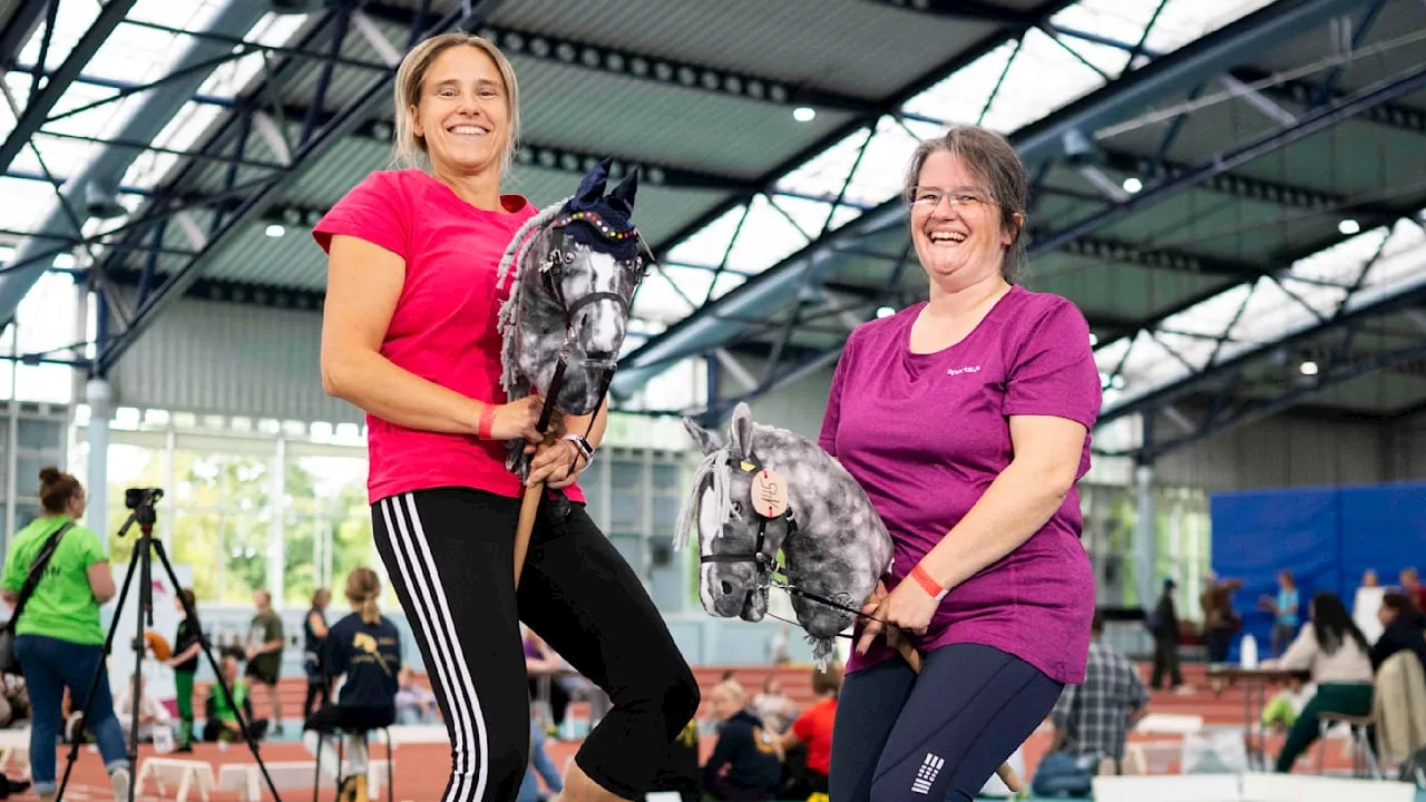 „Hobby Horsing“-Meisterschaft: Hier reiten Erwachsene mit Steckenpferd