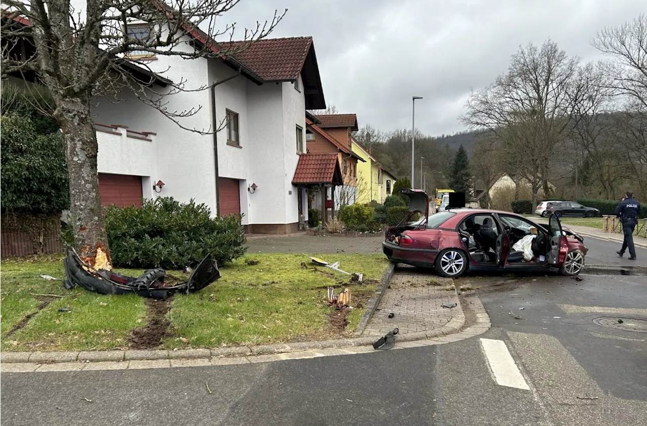 Fahrer wollte sich einer Verkehrskontrolle unterziehen und prallt gegen einen Baum - Fahrer schwer- und Beifahrerin leichtverletzt