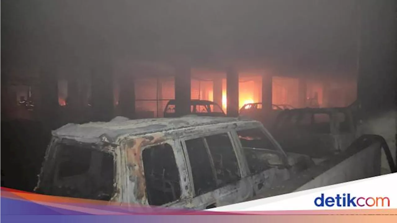 Penampakan Belasan Mobil Hangus Usai Pasar Comboran Terbakar