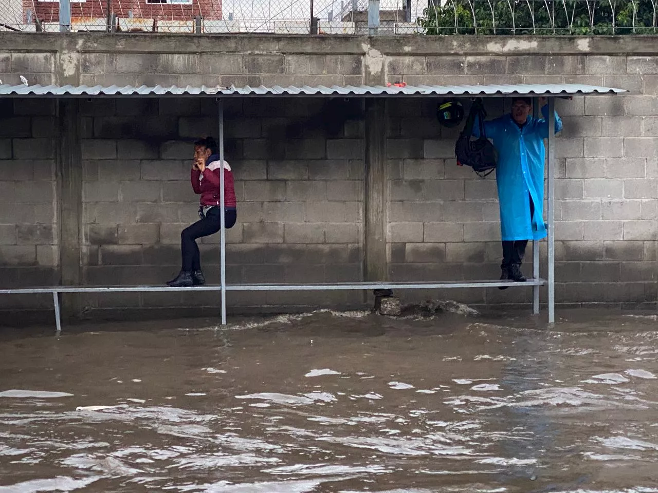 Lluvias provocan inundaciones en Indios Verdes; Metrobús suspende servicio en Líneas 1 y 3