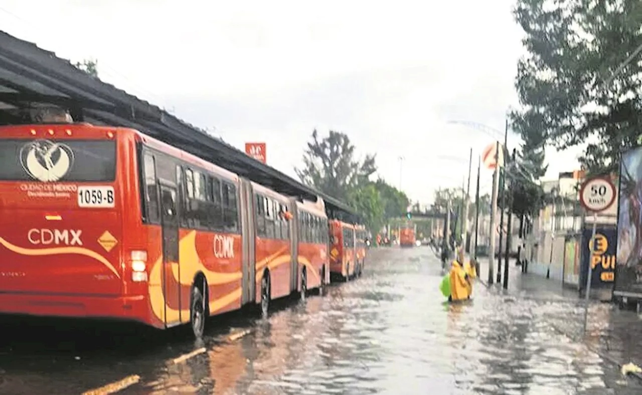 Metrobús reanuda servicios en las Líneas 1, 3 y 7; sin embargo, otras rutas presentan afectaciones por lluvias