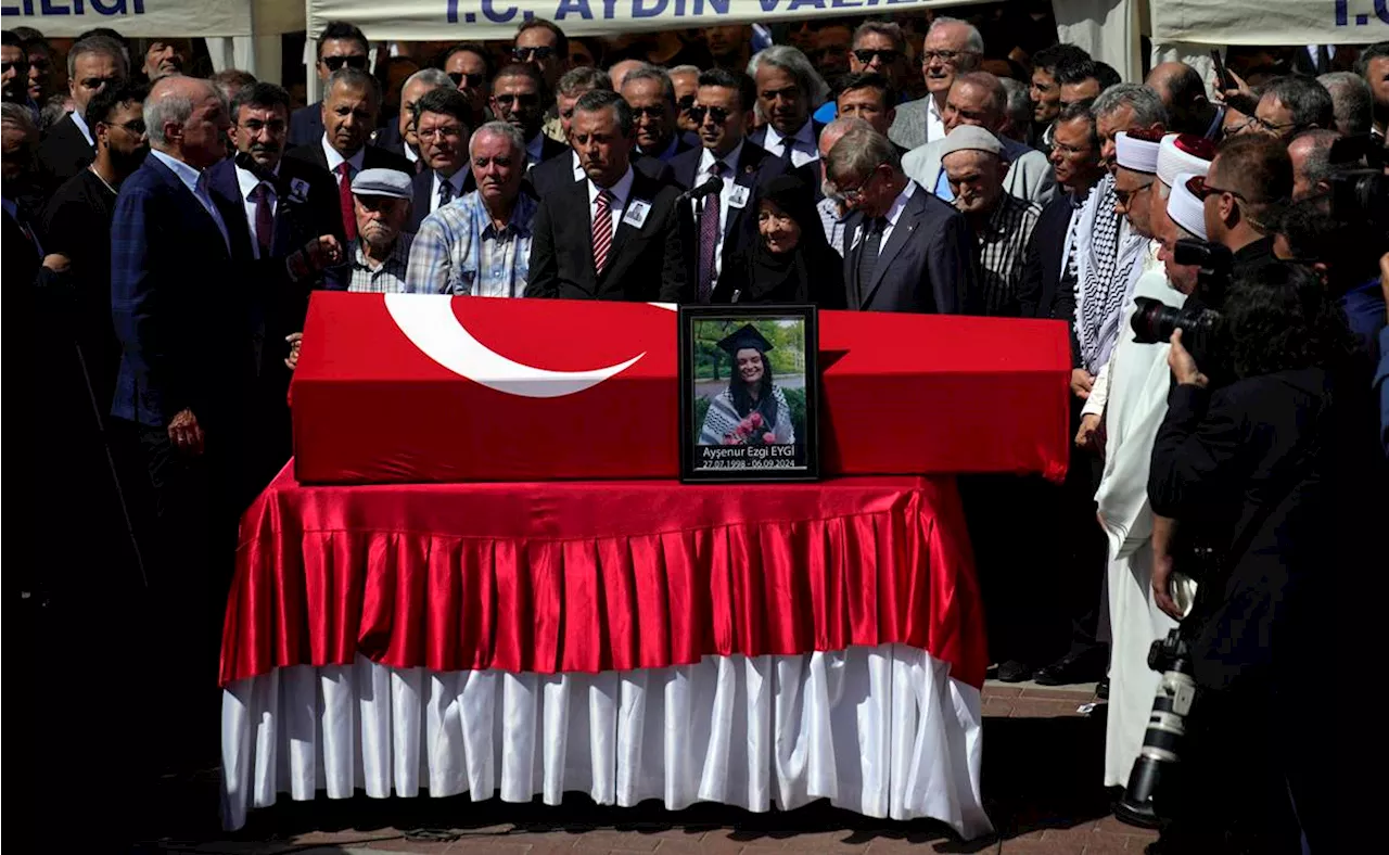 Turquía entierra con honores a la activista muerta por disparos israelíes en Cisjordania