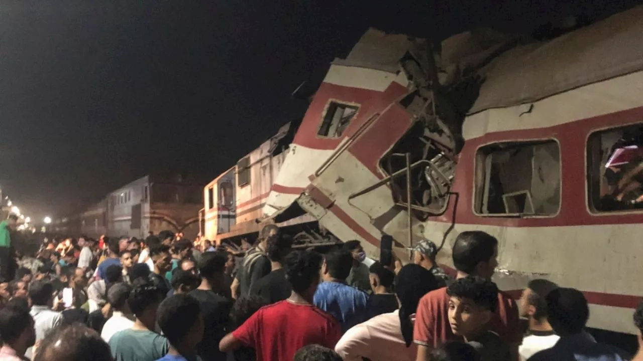 Tragedia en Egipto: chocan dos trenes y colapsan sus vagones, hay 3 pasajeros muertos