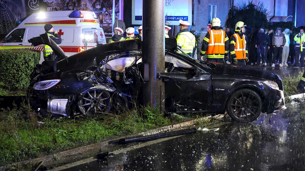 Unfall bei Regenwetter - Mercedes bei Crash um Oberleitungsmast gewickelt