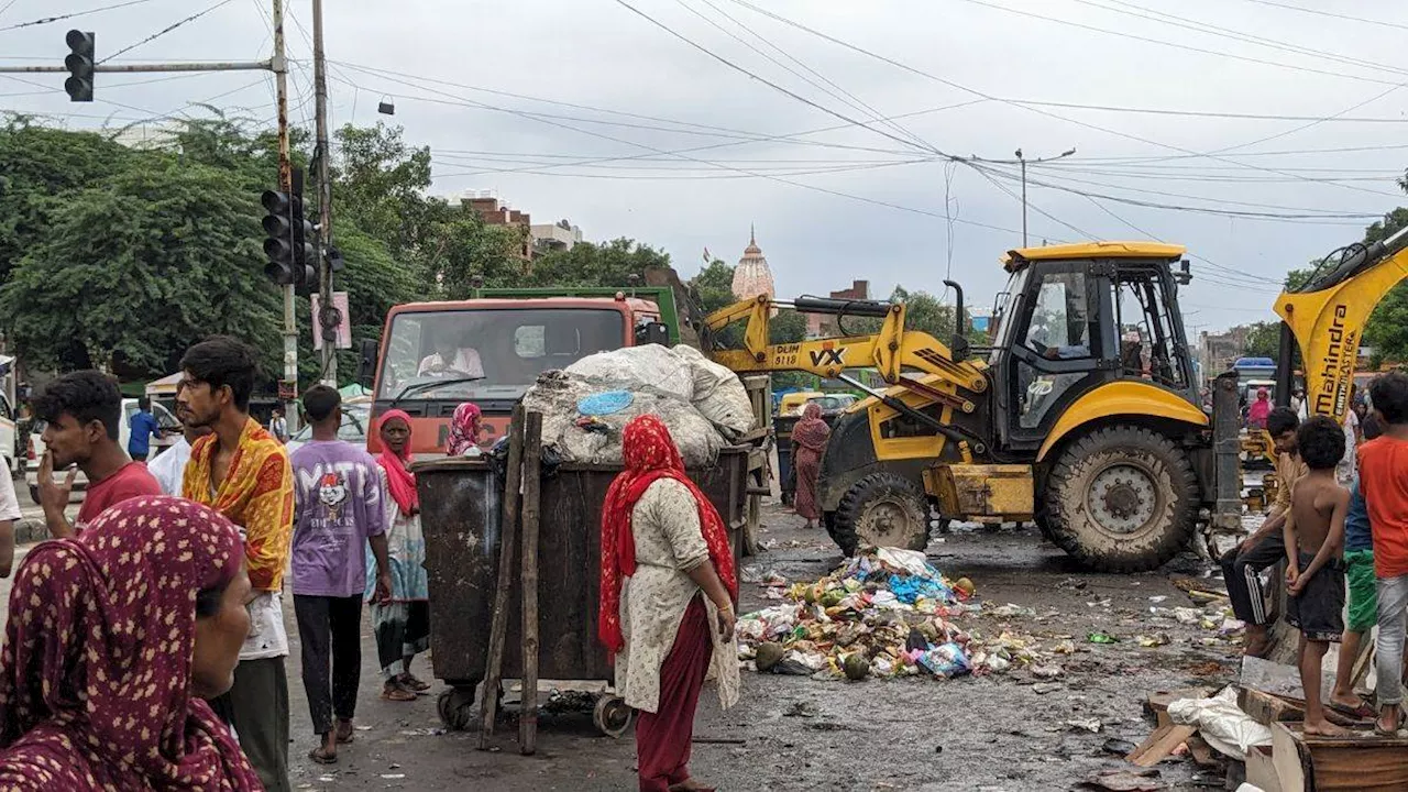 दिल्ली में गरजा बुलडोजर, कबाड़ी और फर्नीचर बेचने वाले पर हुआ एक्शन, मौके पर भारी पुलिस बल थी तैनात