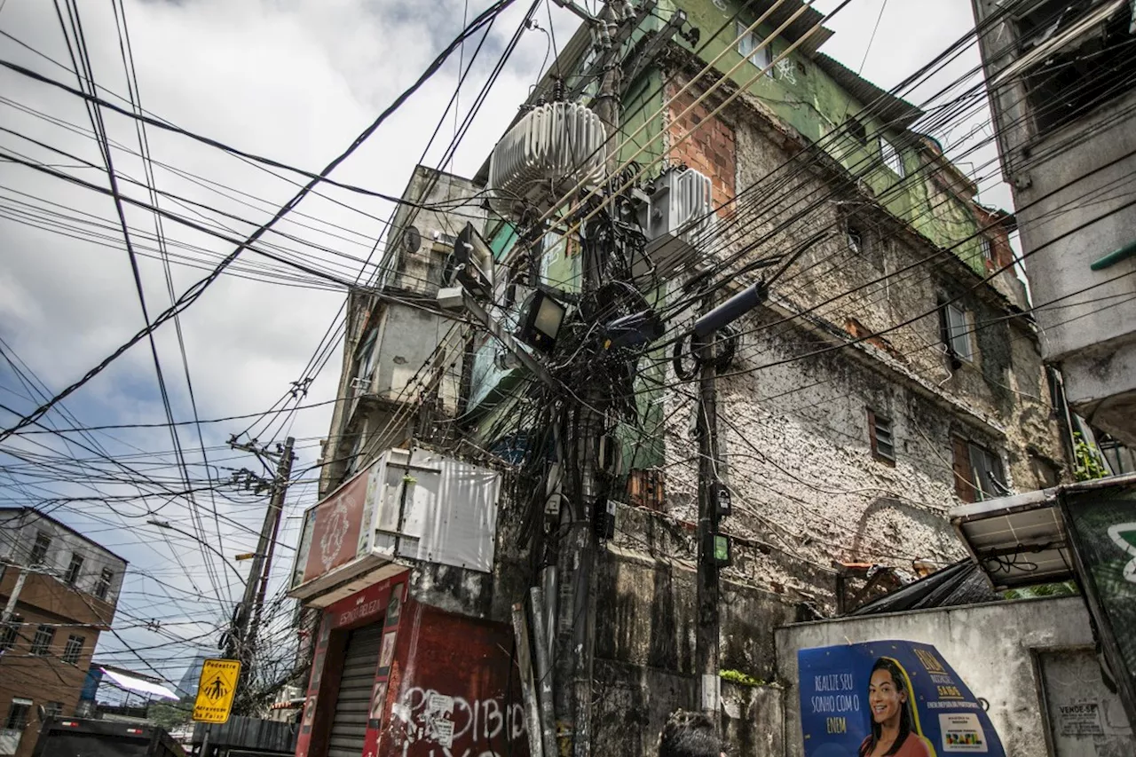 Postes com emaranhados caóticos de fios são problema urbano crescente