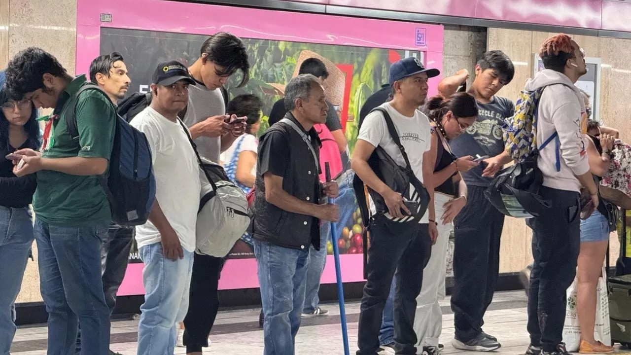 Usuarios festejan la reapertura de dos estaciones de la Línea 1 del Metro CDMX