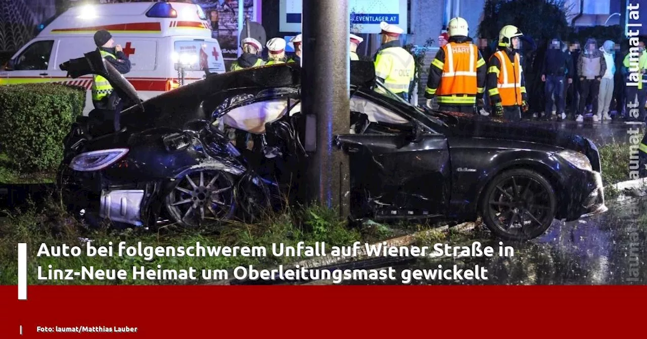 Auto bei folgenschwerem Unfall auf Wiener Straße in Linz-Neue Heimat um Oberleitungsmast gewickelt