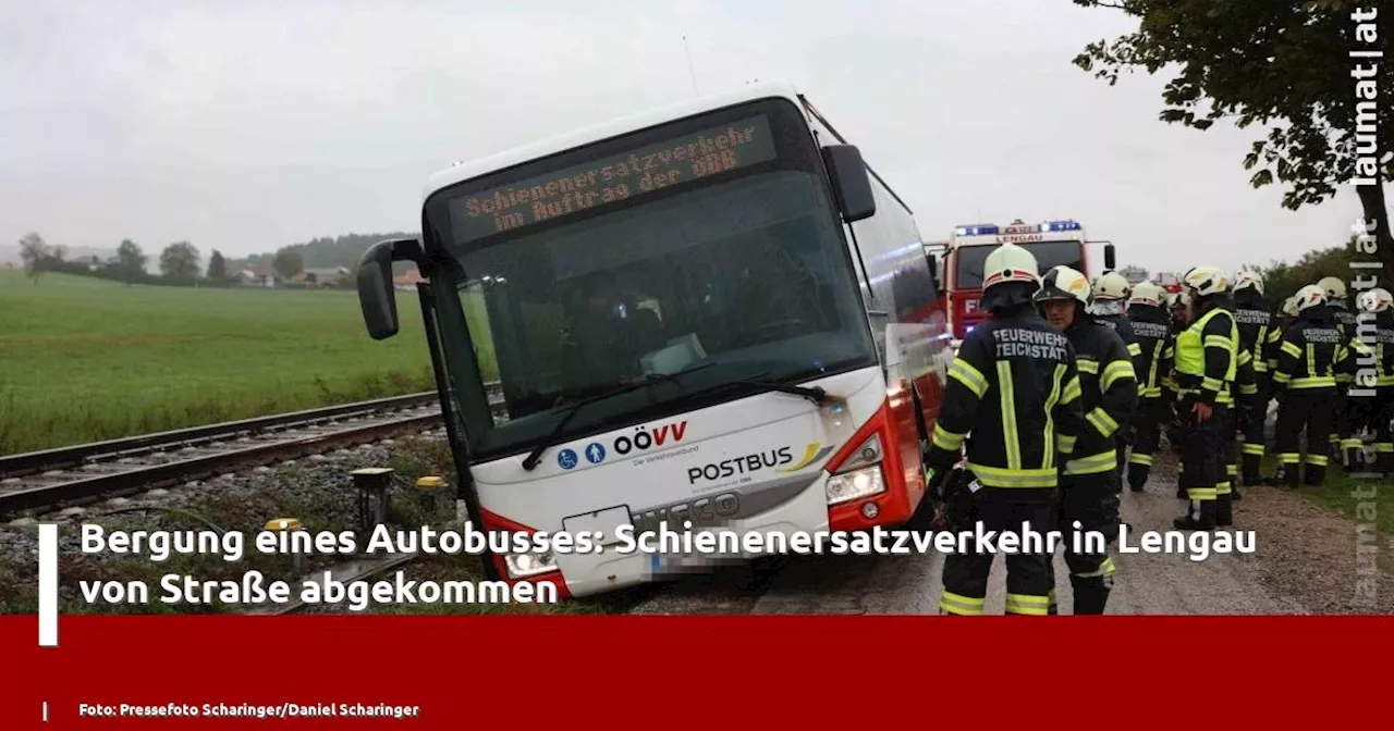 Bergung eines Autobusses: Schienenersatzverkehr in Lengau von Straße abgekommen