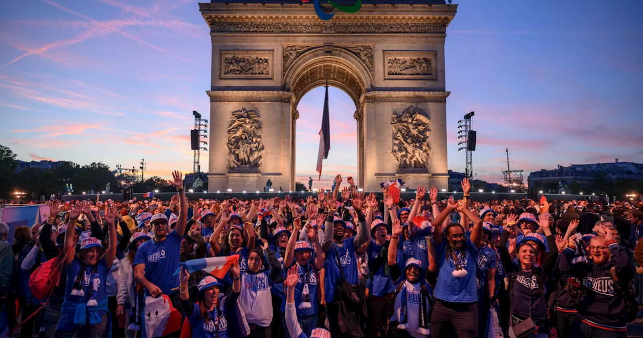 Paris 2024 : les cinq moments forts de la parade des champions sur les Champs-Elysées