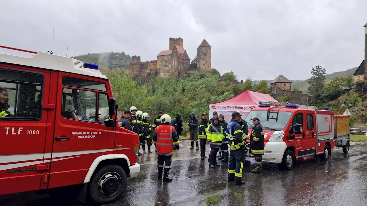 FF-Kameraden errichten Dämme aus Paletten und Sandsäcken