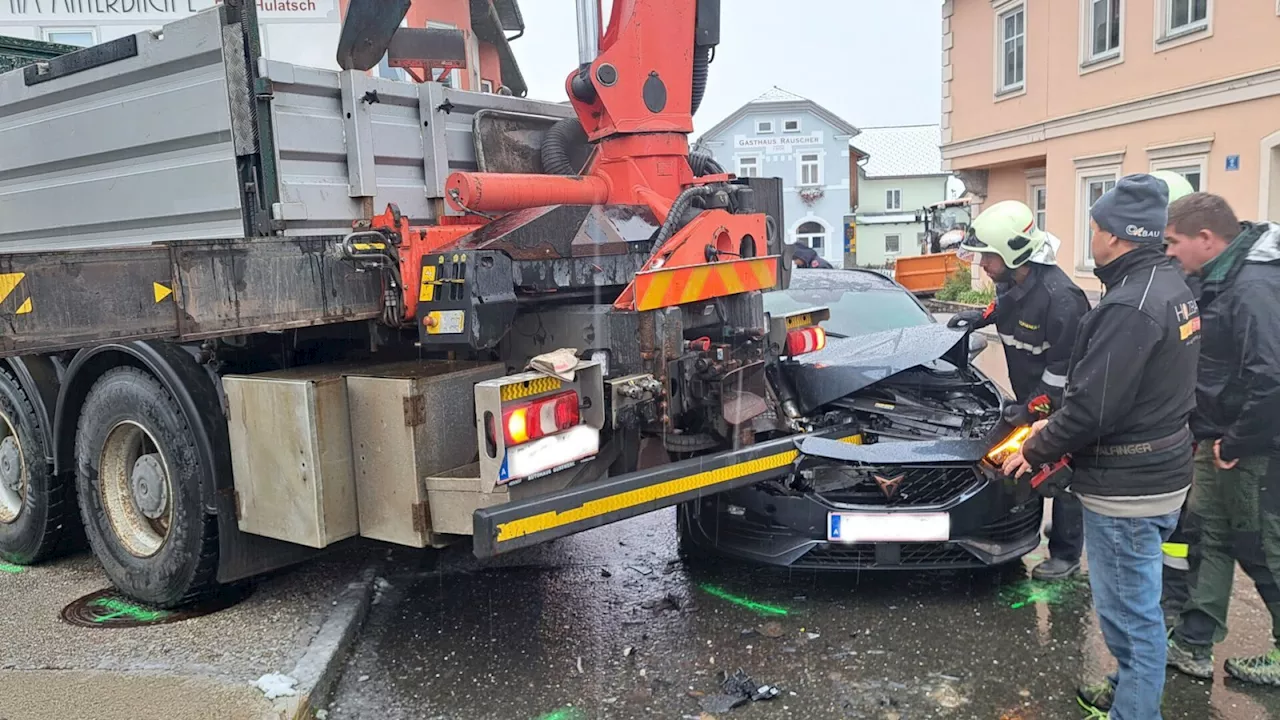 Pkw steckte unter Lkw fest