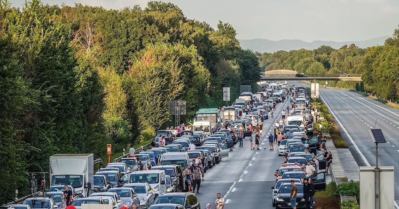 A2 bei Bielefeld: Unfall mit mehreren Fahrzeugen führt zu schweren Verkehrsstörungen