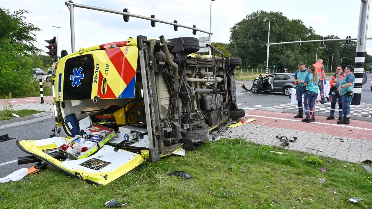 Auto botst tegen ambulance, grote ravage en gewonden