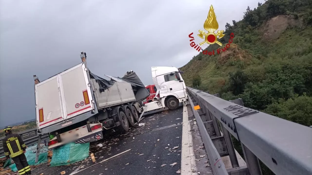 Incidente in autostrada: tir urta guardrail e perde il carico, chiuso tratto di A1