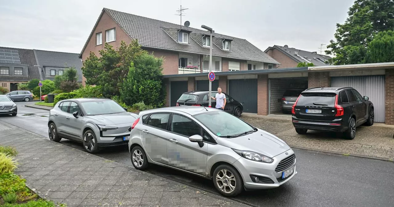 Kempen: Parkende Autos und eine Laterne machen bei Ausfahrt aus Garage Probleme