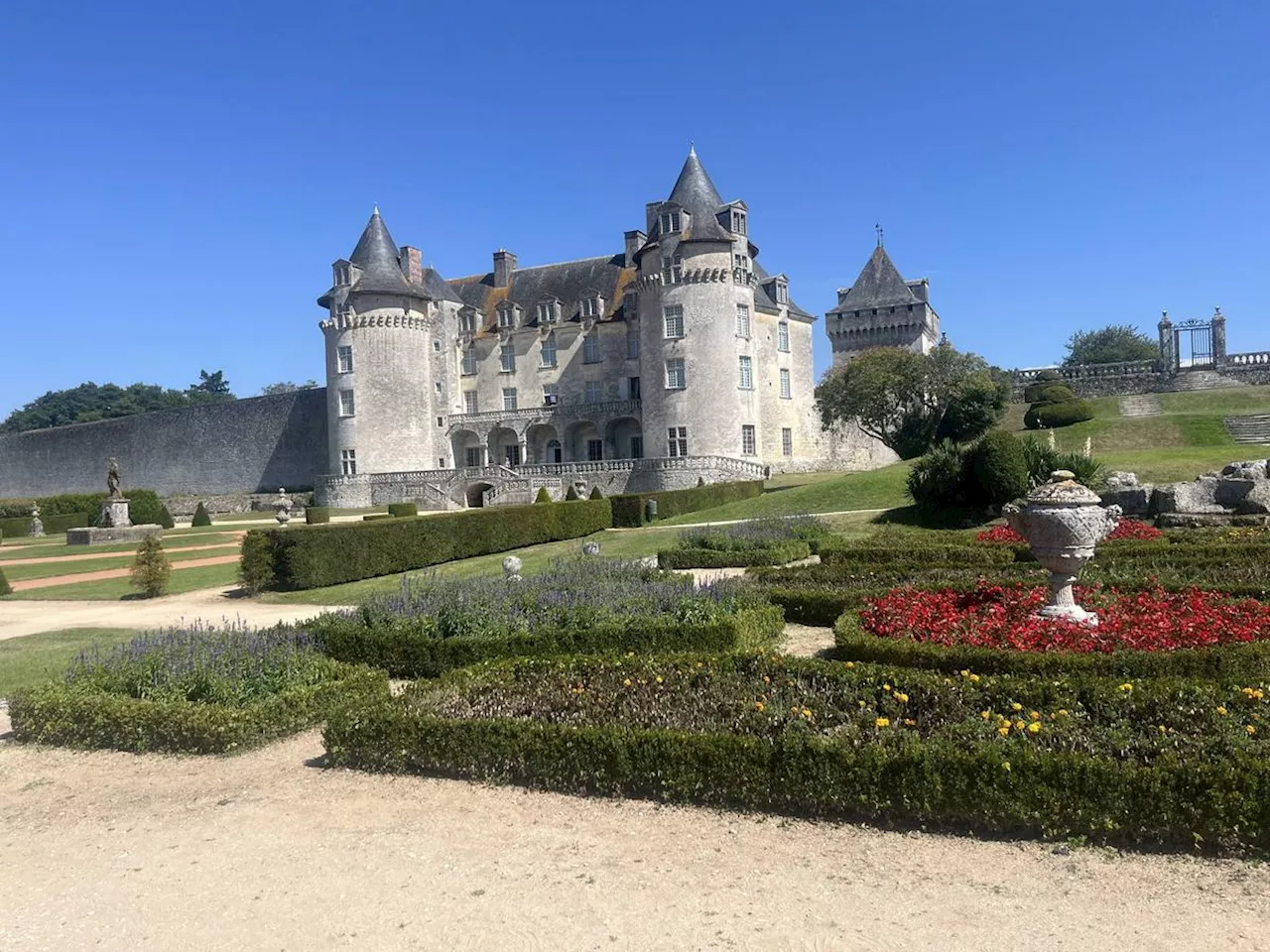 Charente-Maritime : le château de La Roche Courbon, au détour des mots