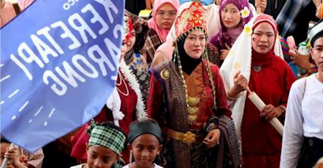 Diverse traditional attire adds to vibrancy of ‘Keretapi Sarong’ event