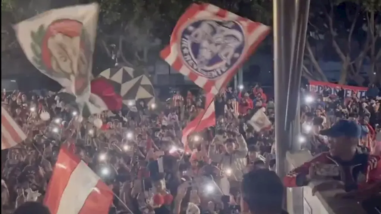 Afición de Chivas brinda serenata previo al Clásico Nacional ante América