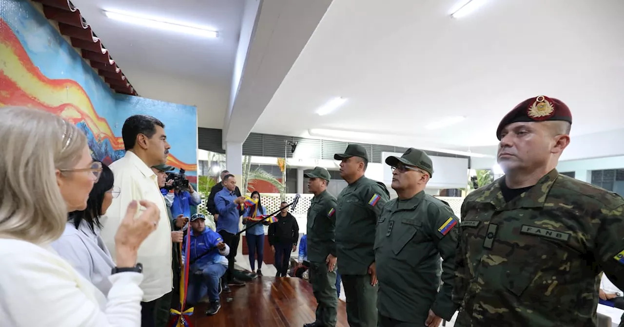 “Son valientes”: Maduro condecoró a cuatro militares sancionados por EE.UU.