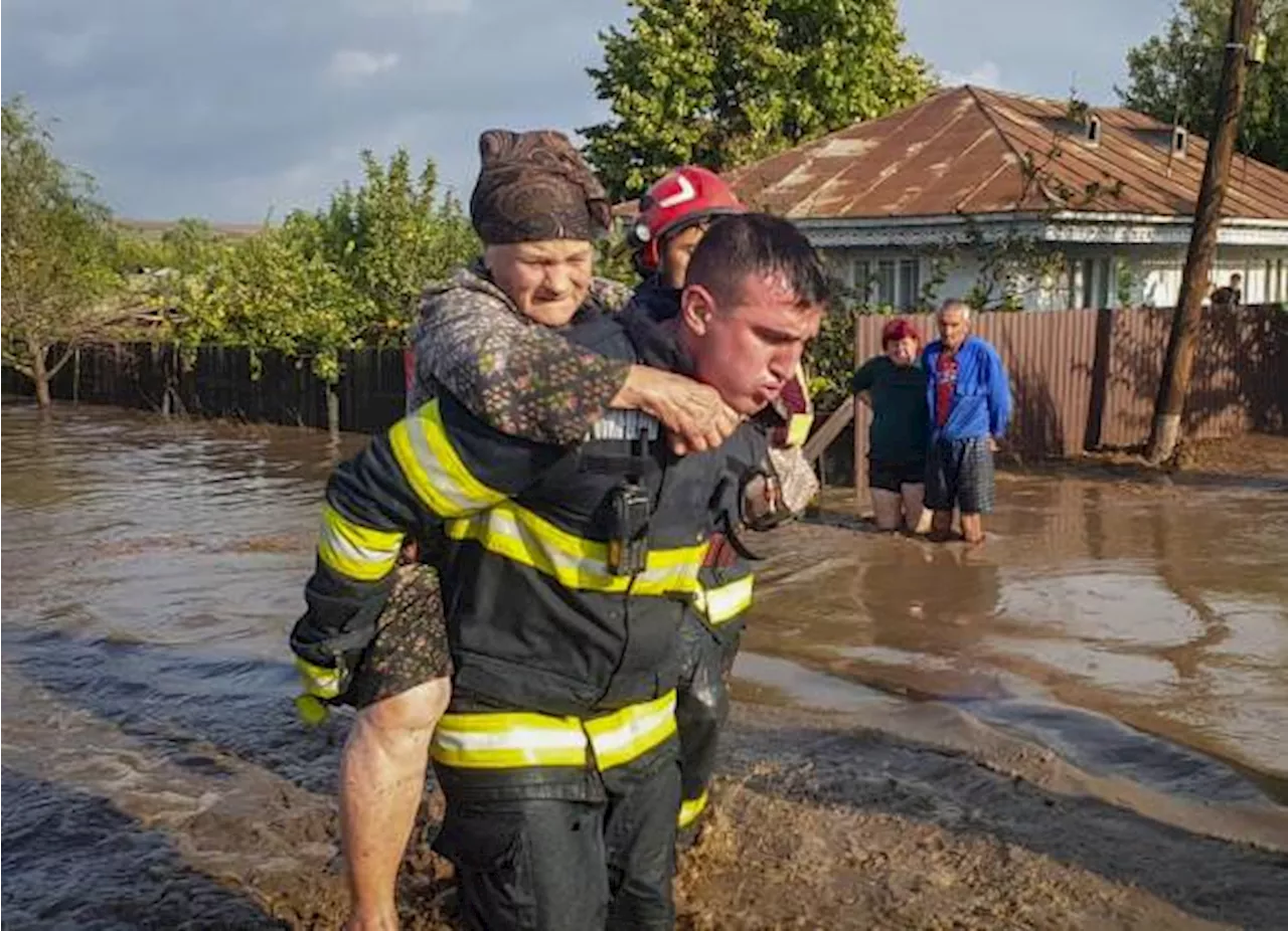 Dejan fuertes lluvias cinco muertos y decenas de atrapados en Rumania