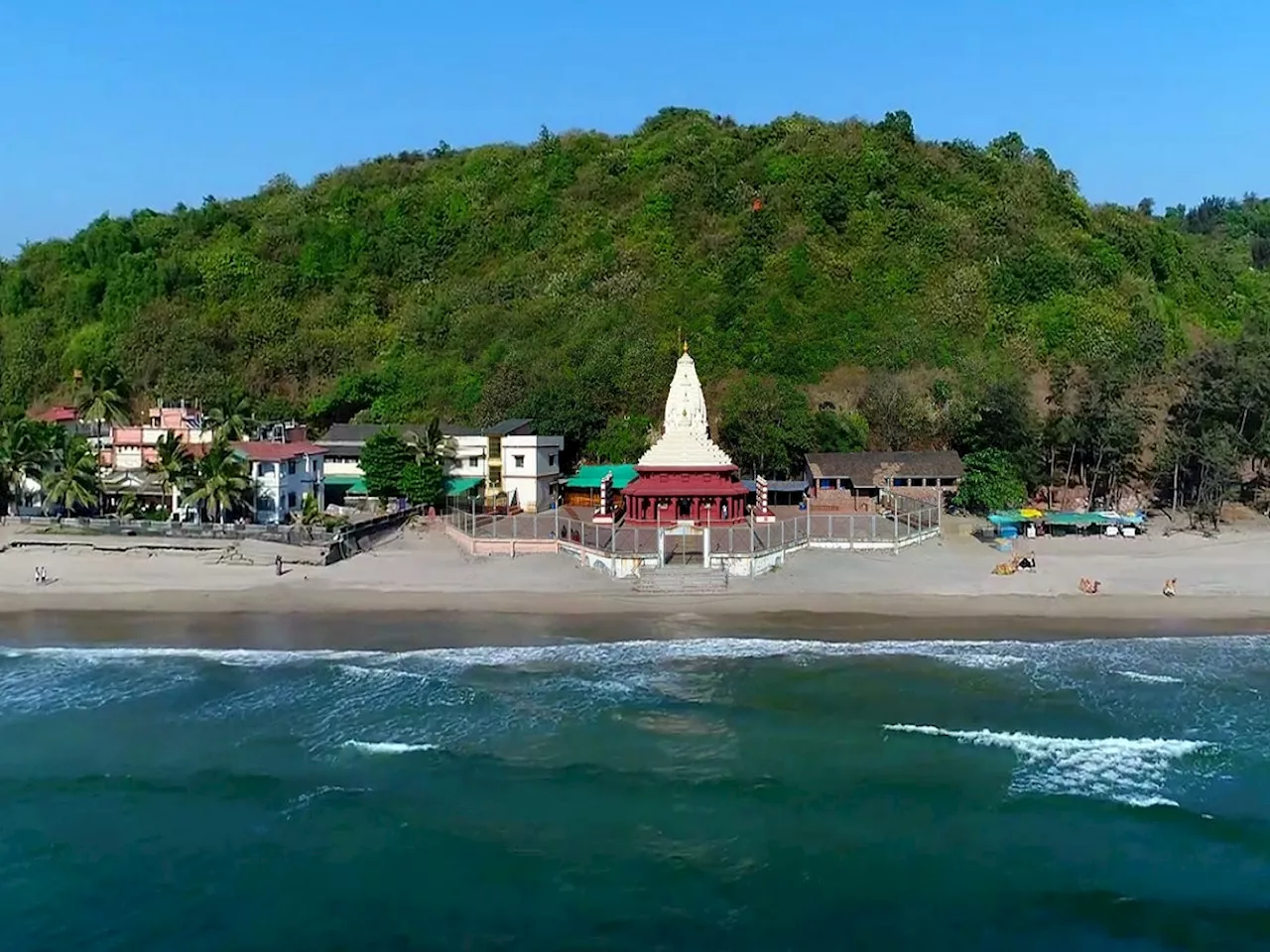 समुद्राच्या लाटा थेट मंदिरात शिरतात! महाराष्ट्रातील सर्वात सुंदर आणि प्रसिद्ध गणपती मंदिर