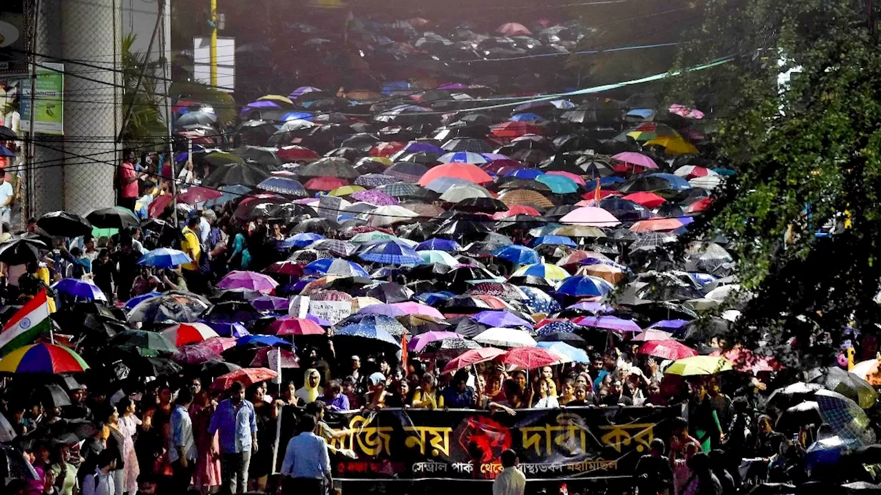 कोलकाता कांड: ममता बनर्जी के साथ मीटिंग कैंसिल, भारी बारिश के बीच डॉक्टरों का प्रदर्शन