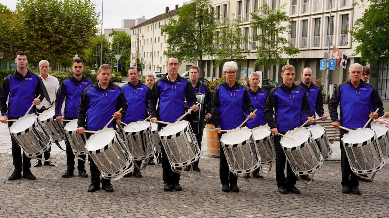 Tambourengruppe Brugg-Windisch feiert auf dem Storchenplatz – mit viel Wirbel für das Jubiläums-Outfit