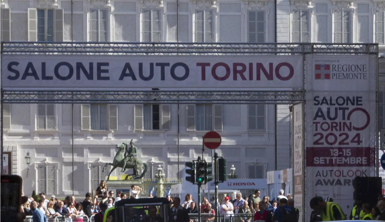 Auto da rally su folla a Torino, incidente in piazza San Carlo