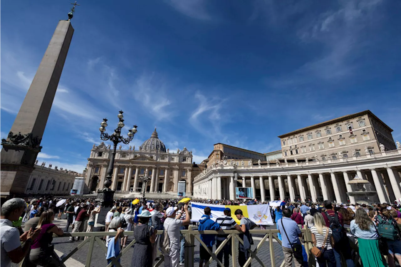 Papa Francesco si rivolge alla folla dalla finestra del palazzo apostolico