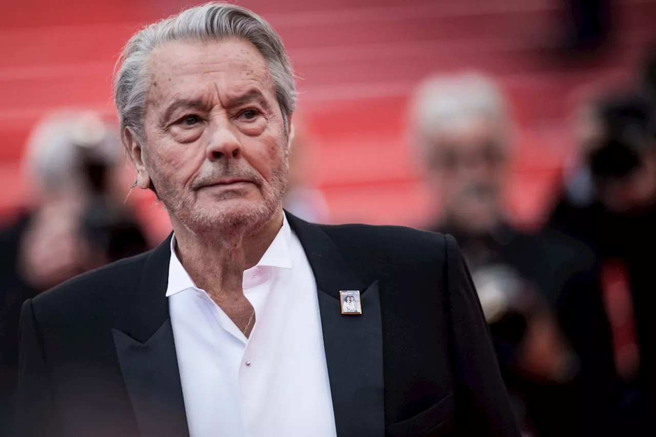 Mort d’Alain Delon : ses dernières volontés bafouées par Anthony, Anouchka et Alain-Fabien ?