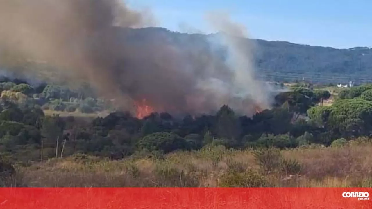 Helicóptero que seguia para incêndio aterra de emergência em Alcabideche