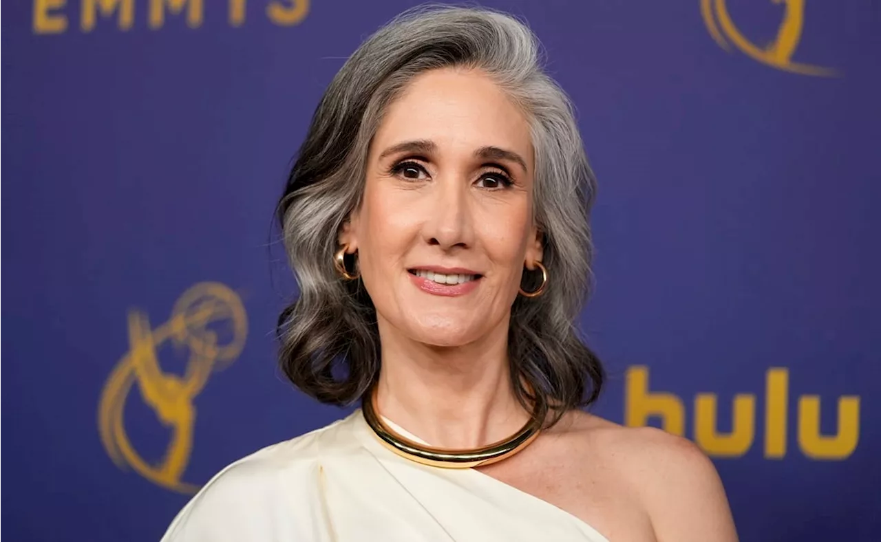 Emmy 2024: la mexicana Issa López deslumbra en la alfombra roja