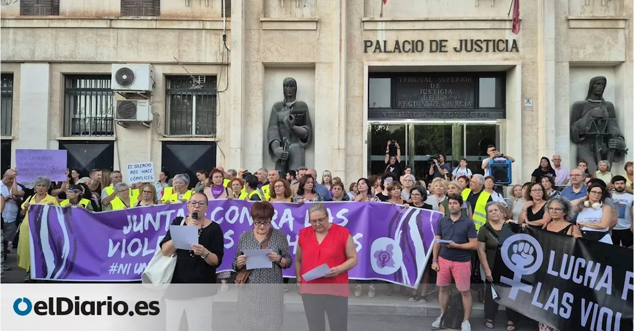 Cientos de personas claman contra la sentencia de abuso de menores frente a la Audiencia de Murcia: '¡Justicia corrupta!'