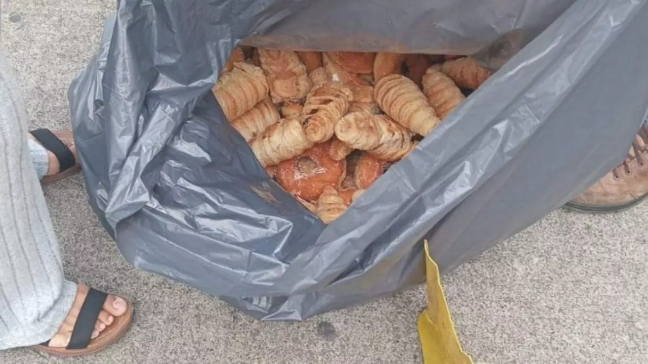 VIDEO: Exhiben a guardias de seguridad en plaza de Michoacán tirar mercancía de abuelito que vendía pan