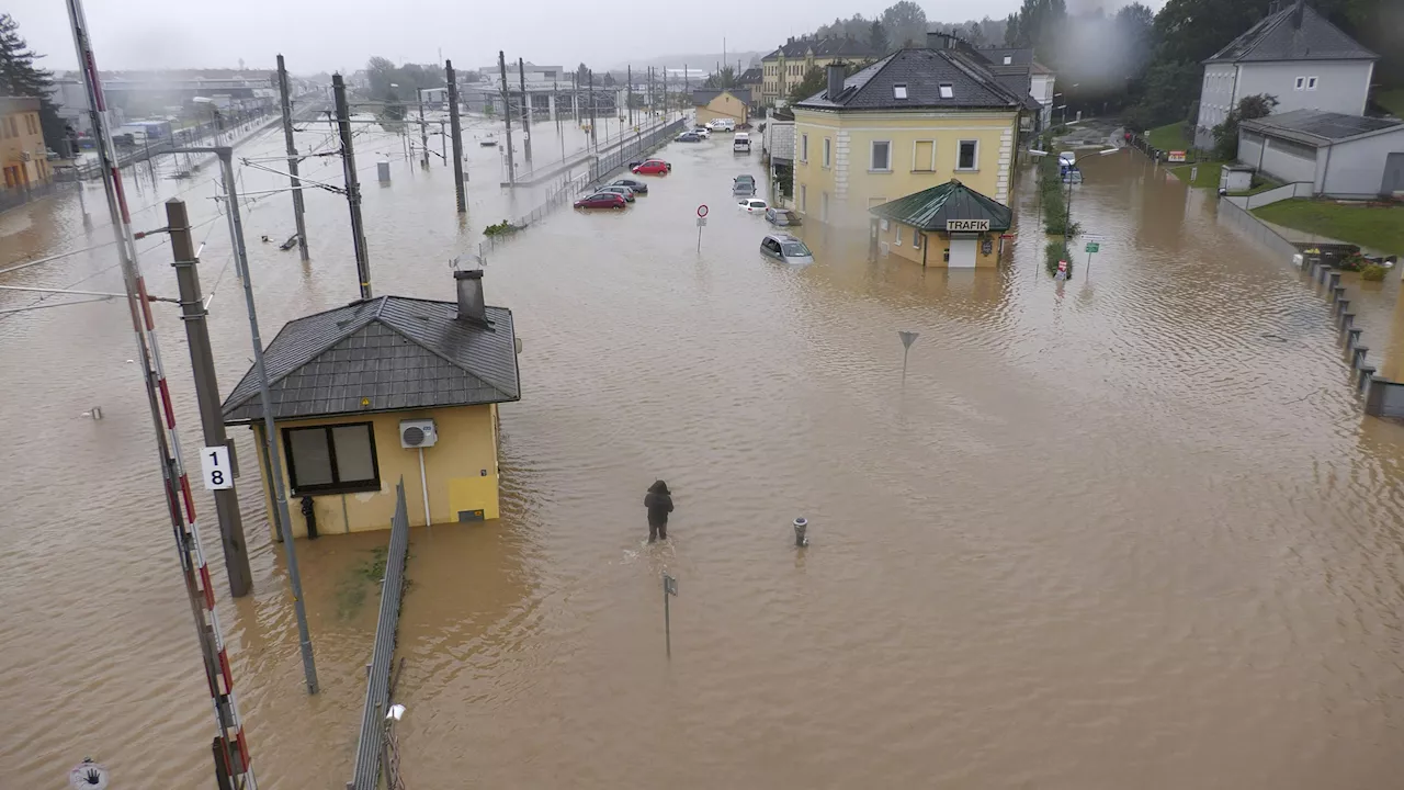 Bahnhof St. Pölten steht knietief unter Wasser